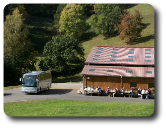 Ferme fromagerie adaptée à la visite de groupe : parking, salle